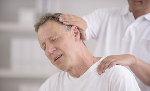 A man with osteochondrosis of the neck in consultation with a manual masseur